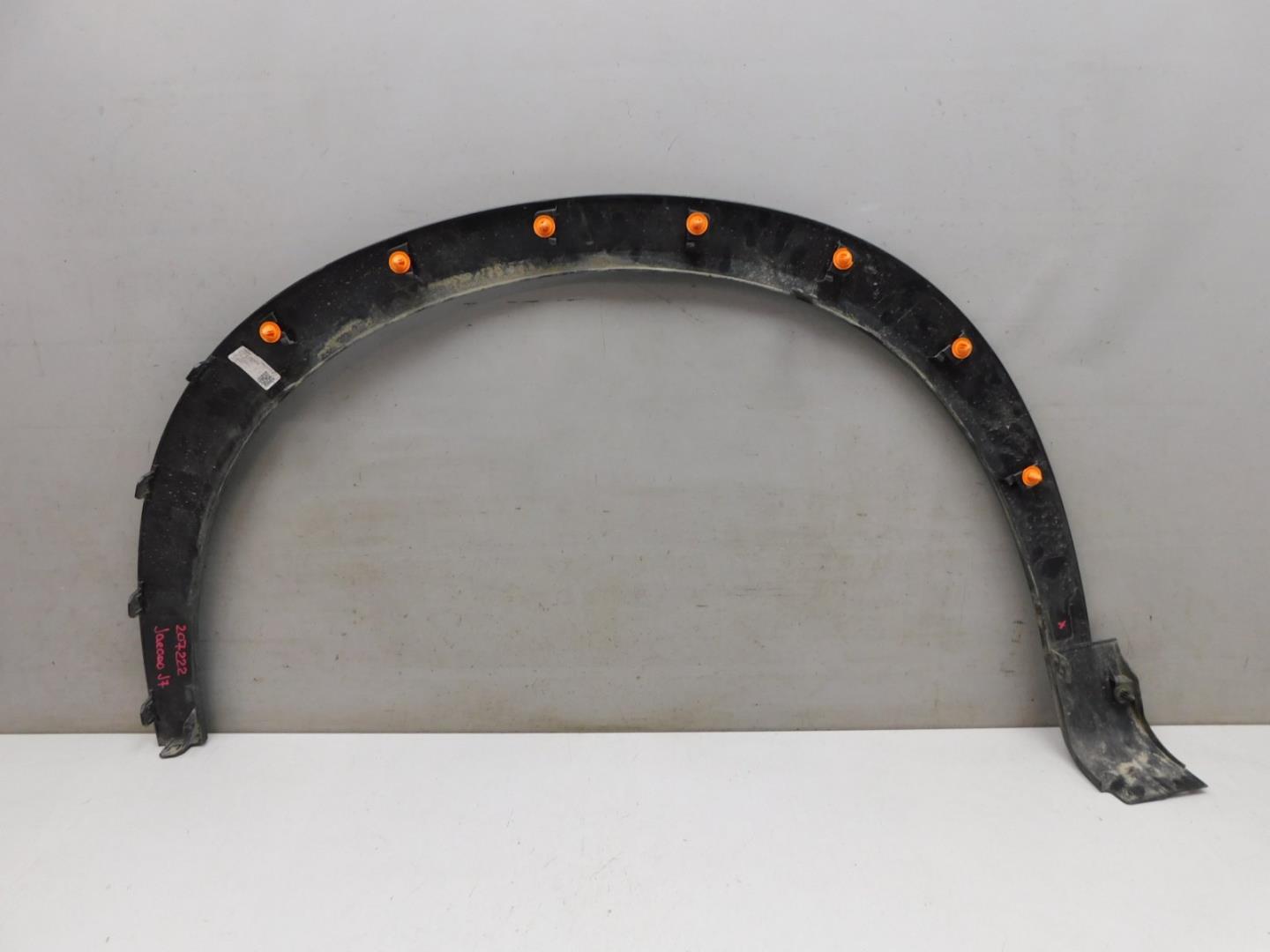 Накладка переднего крыла правого