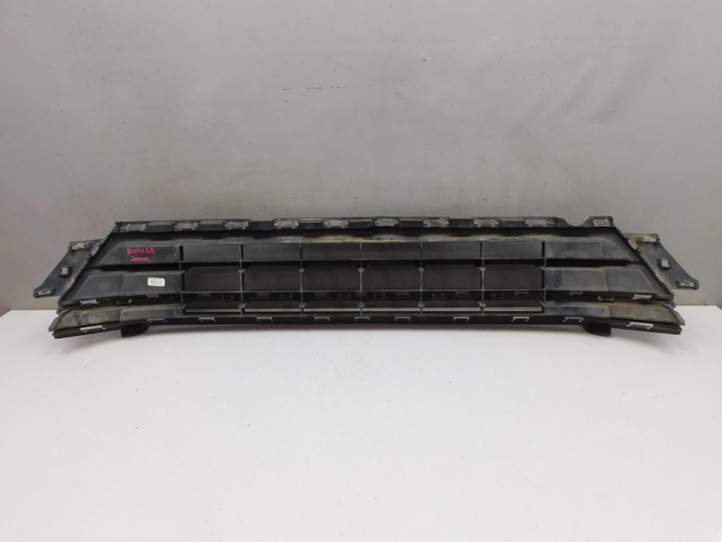 Решетка в бампер центральная