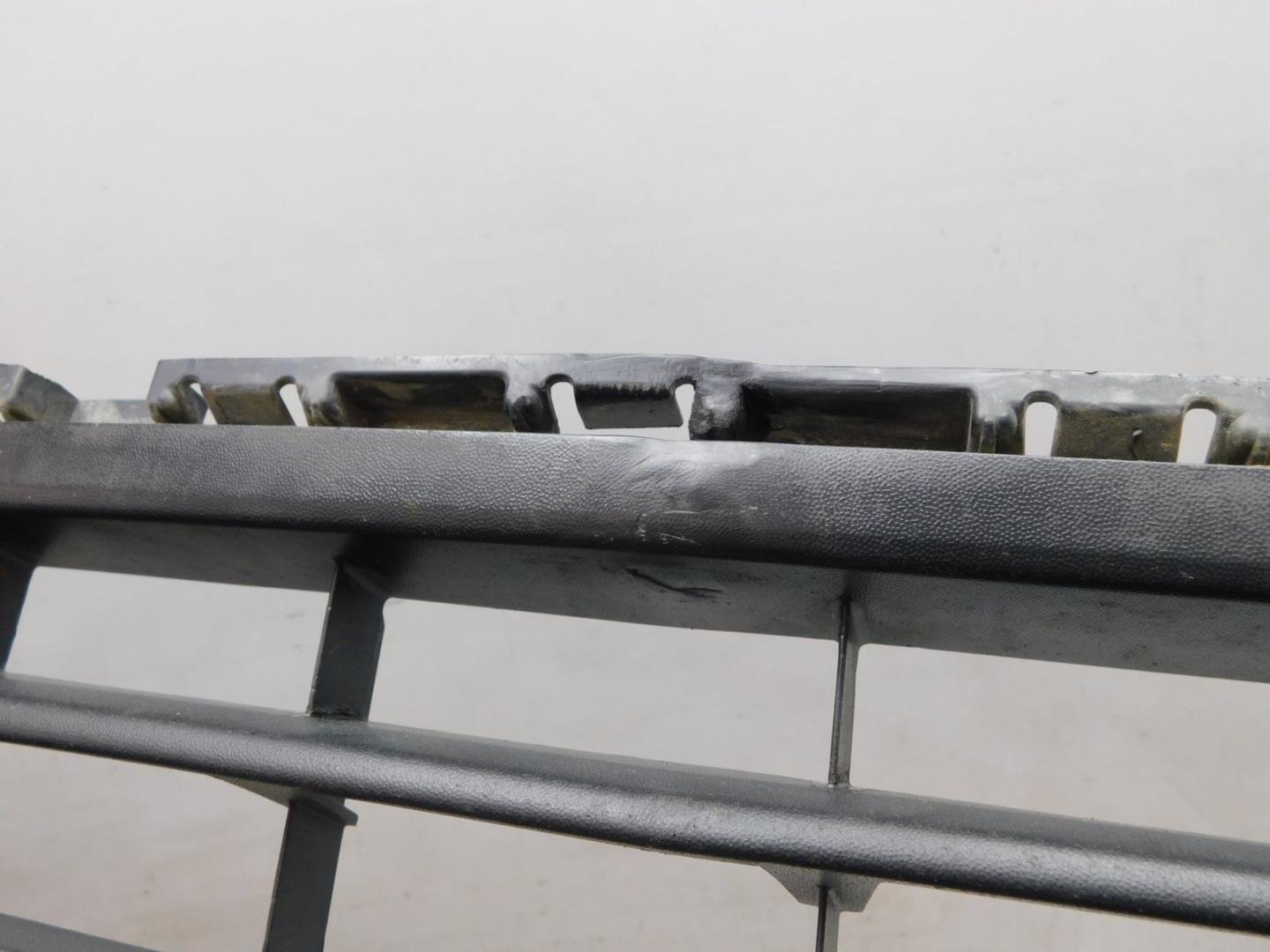 Решетка в бампер центральная