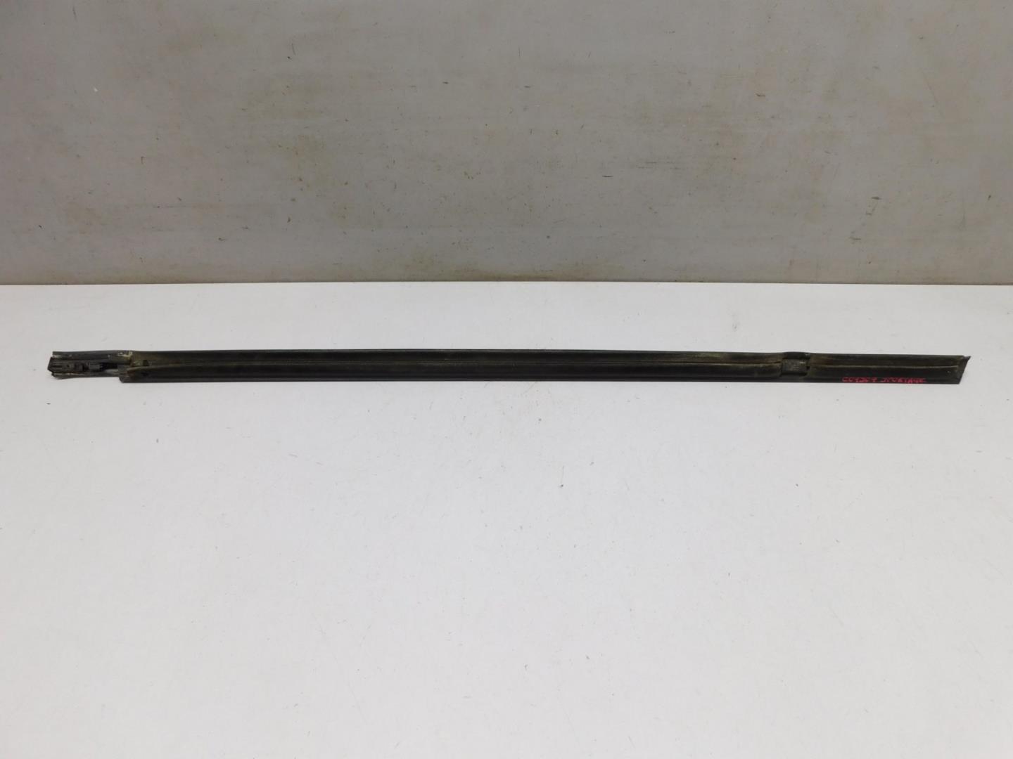 Накладка стекла заднего правого