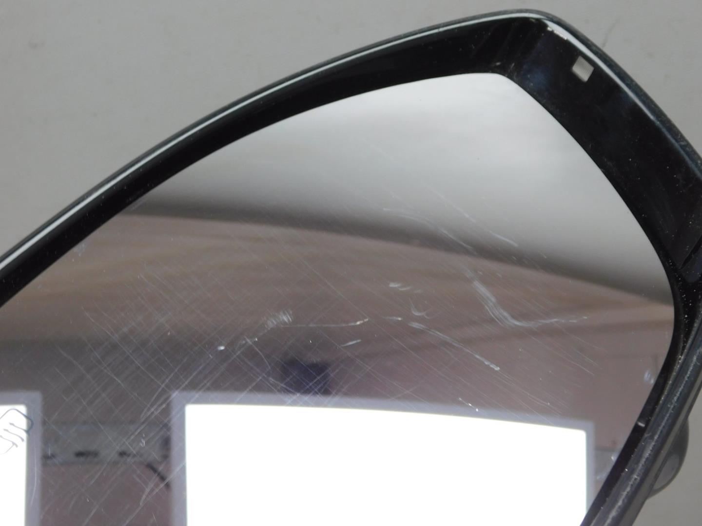 Зеркало правое электрическое