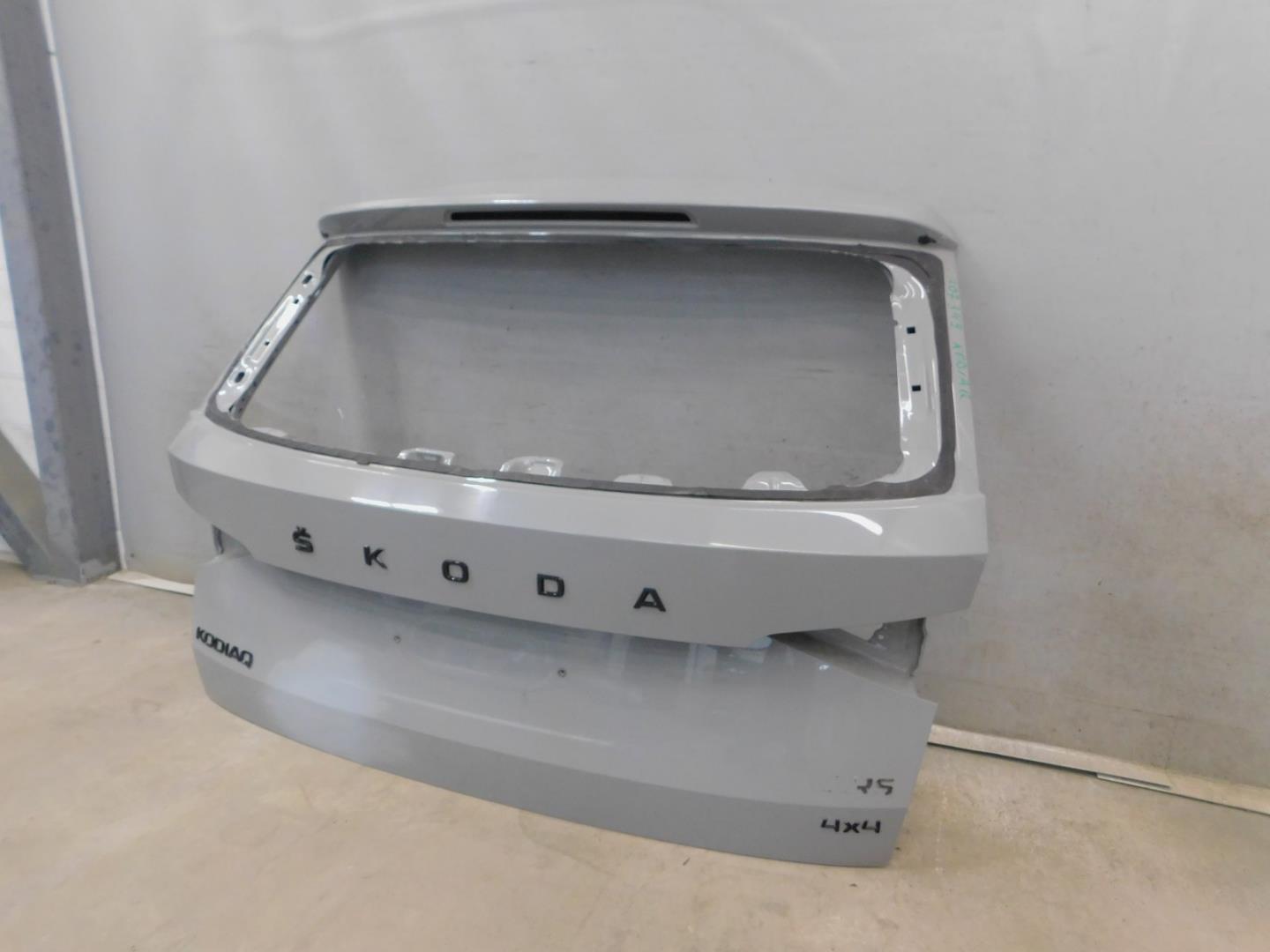 Дверь багажника