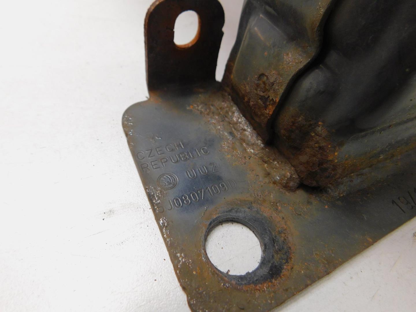 Усилитель переднего бампера