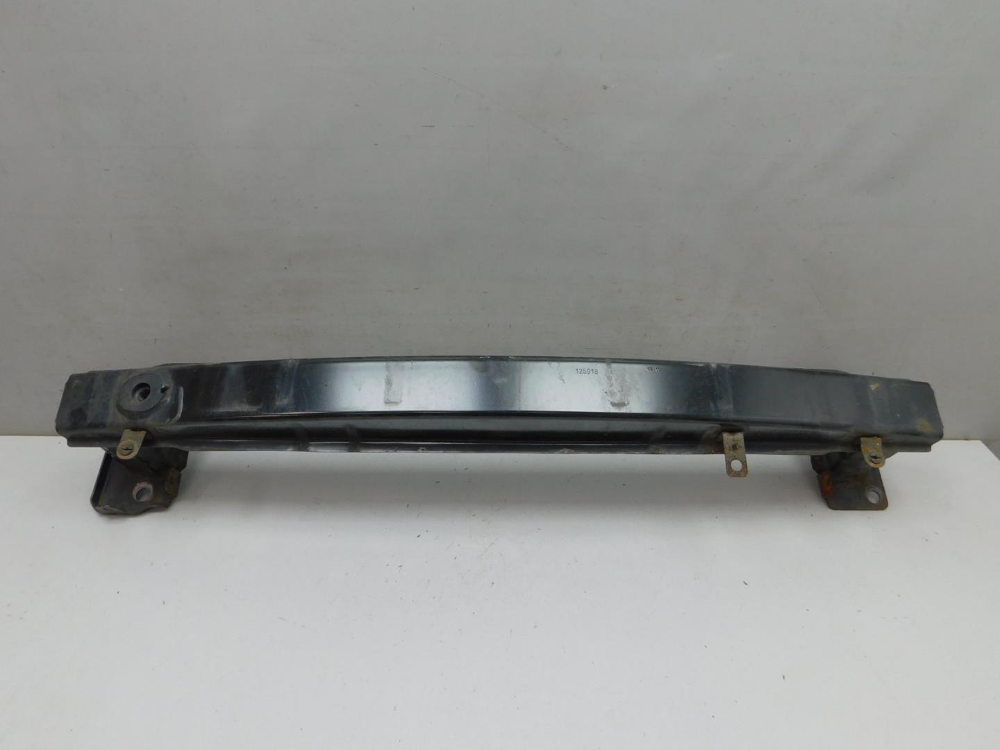 Усилитель переднего бампера