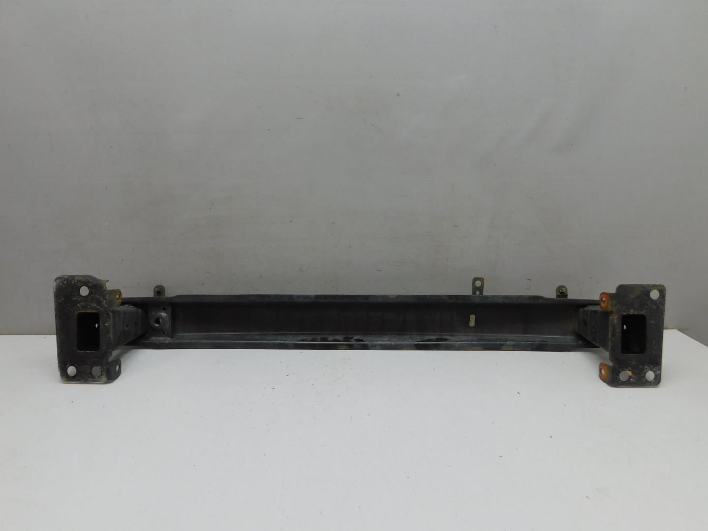 Усилитель переднего бампера