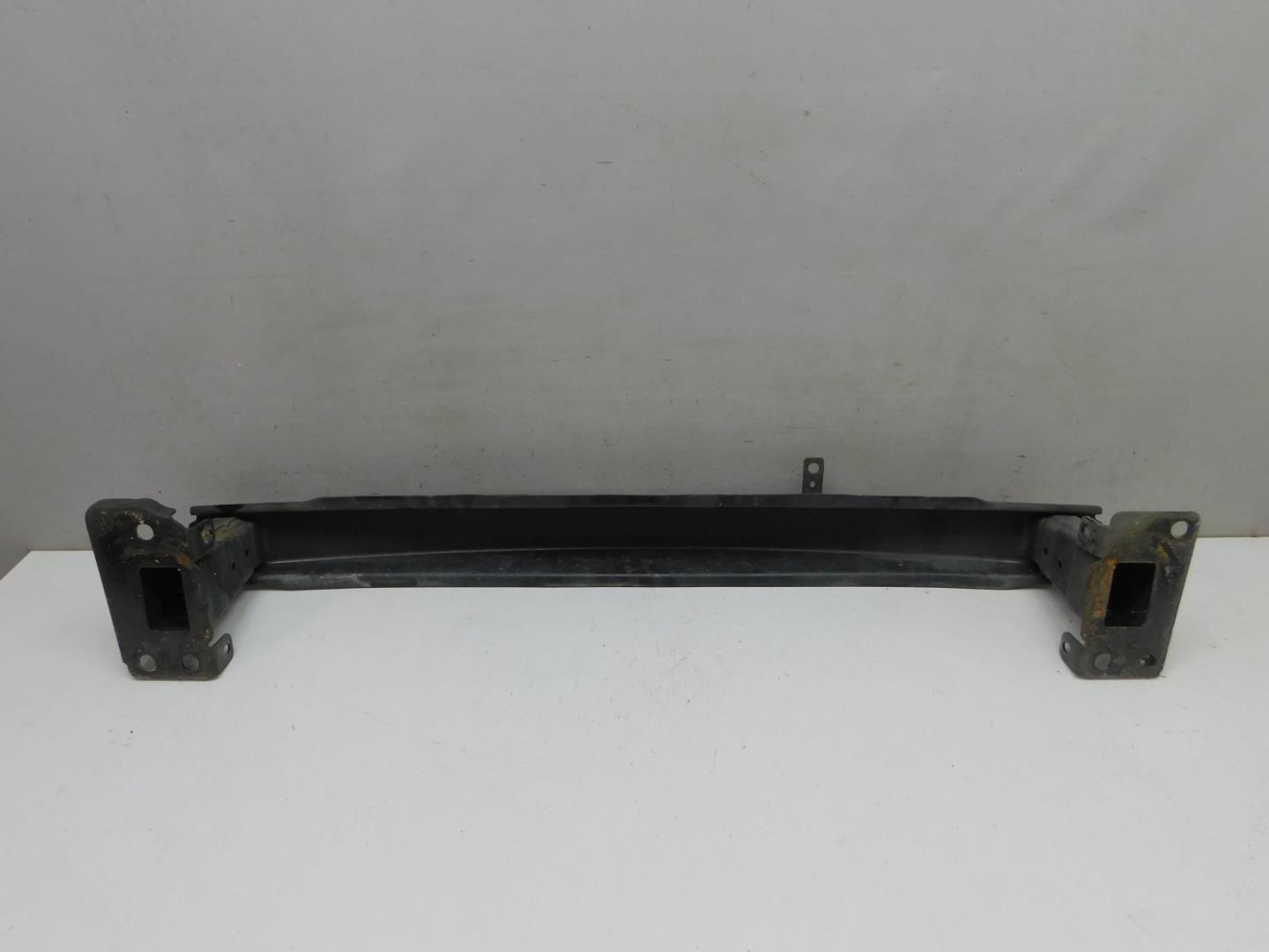 Усилитель переднего бампера