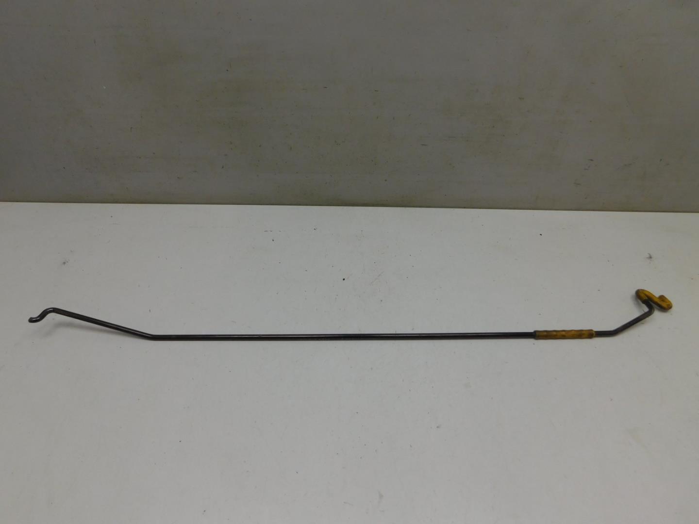 Держатель капота