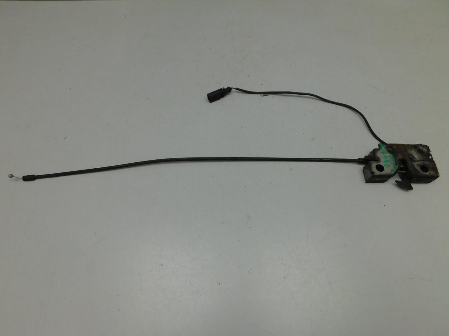 Замок капота