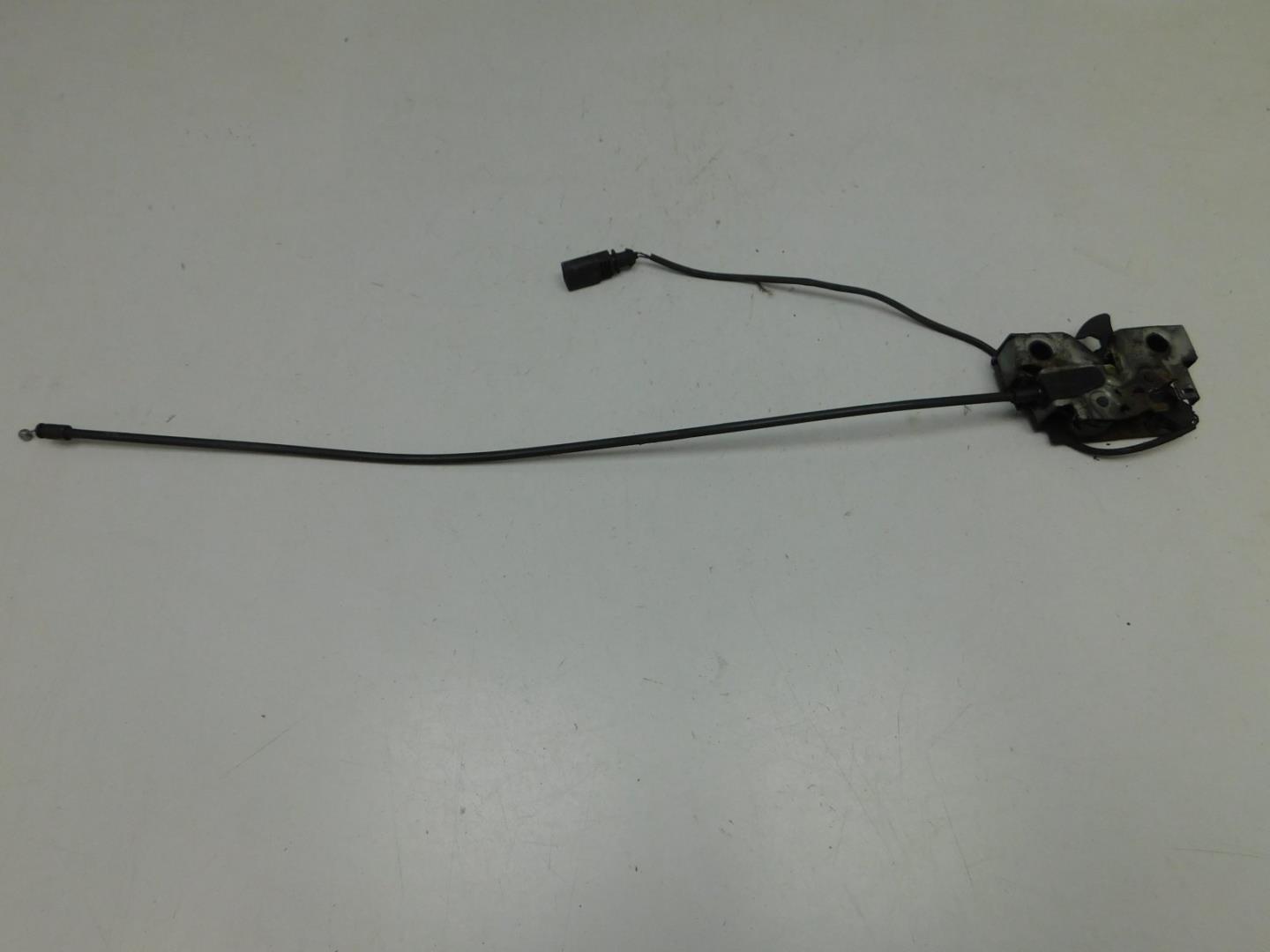 Замок капота