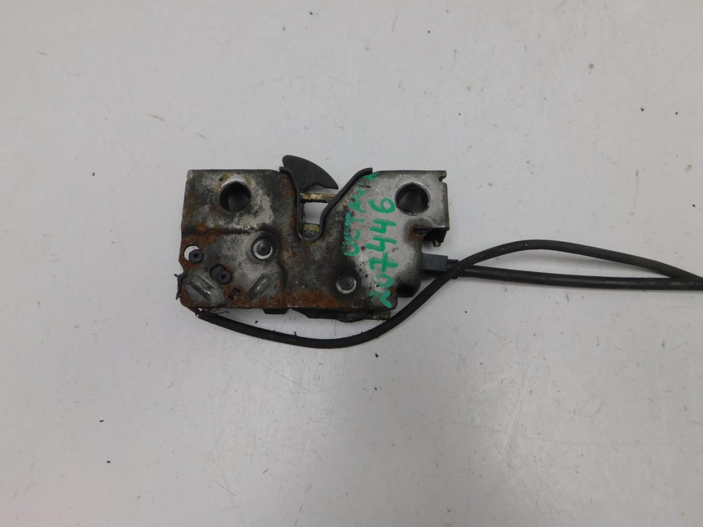 Замок капота