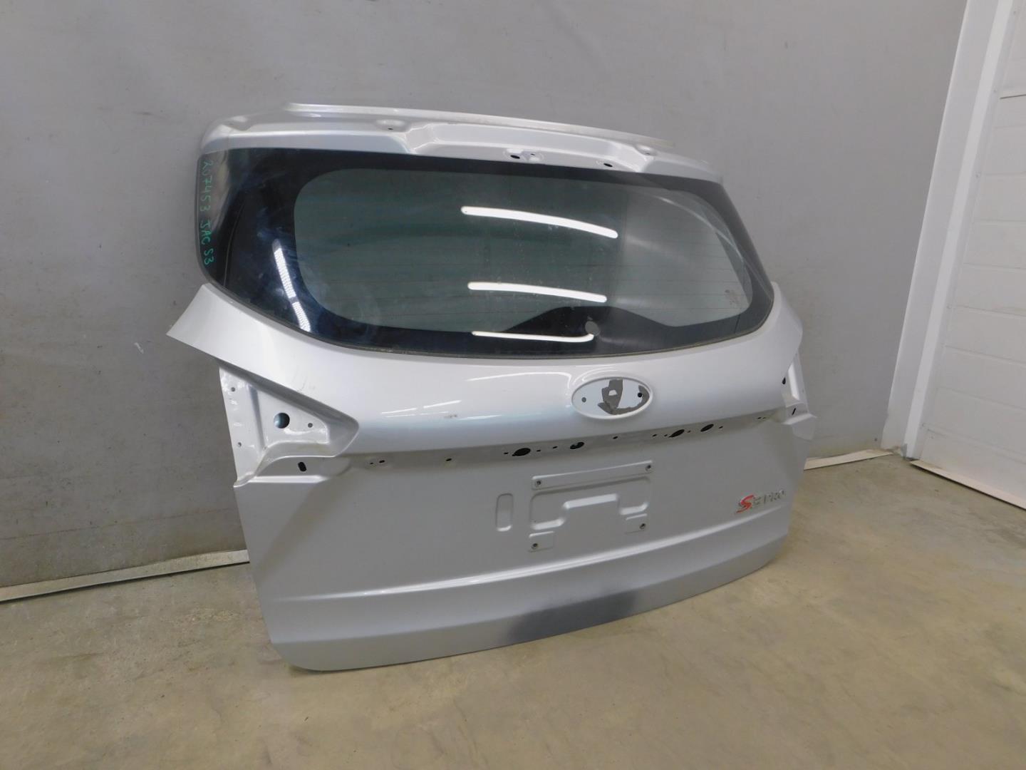 Дверь багажника