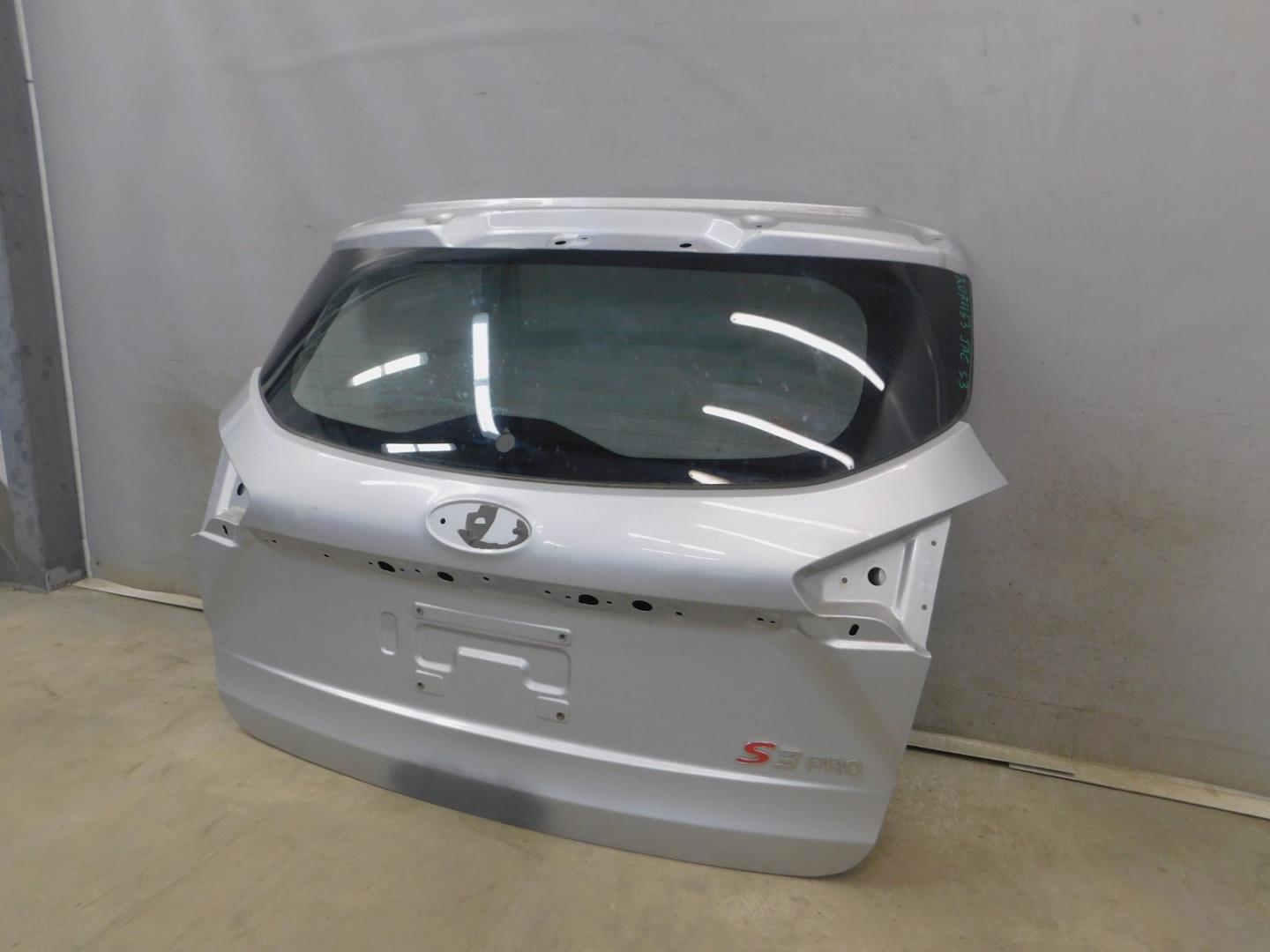 Дверь багажника