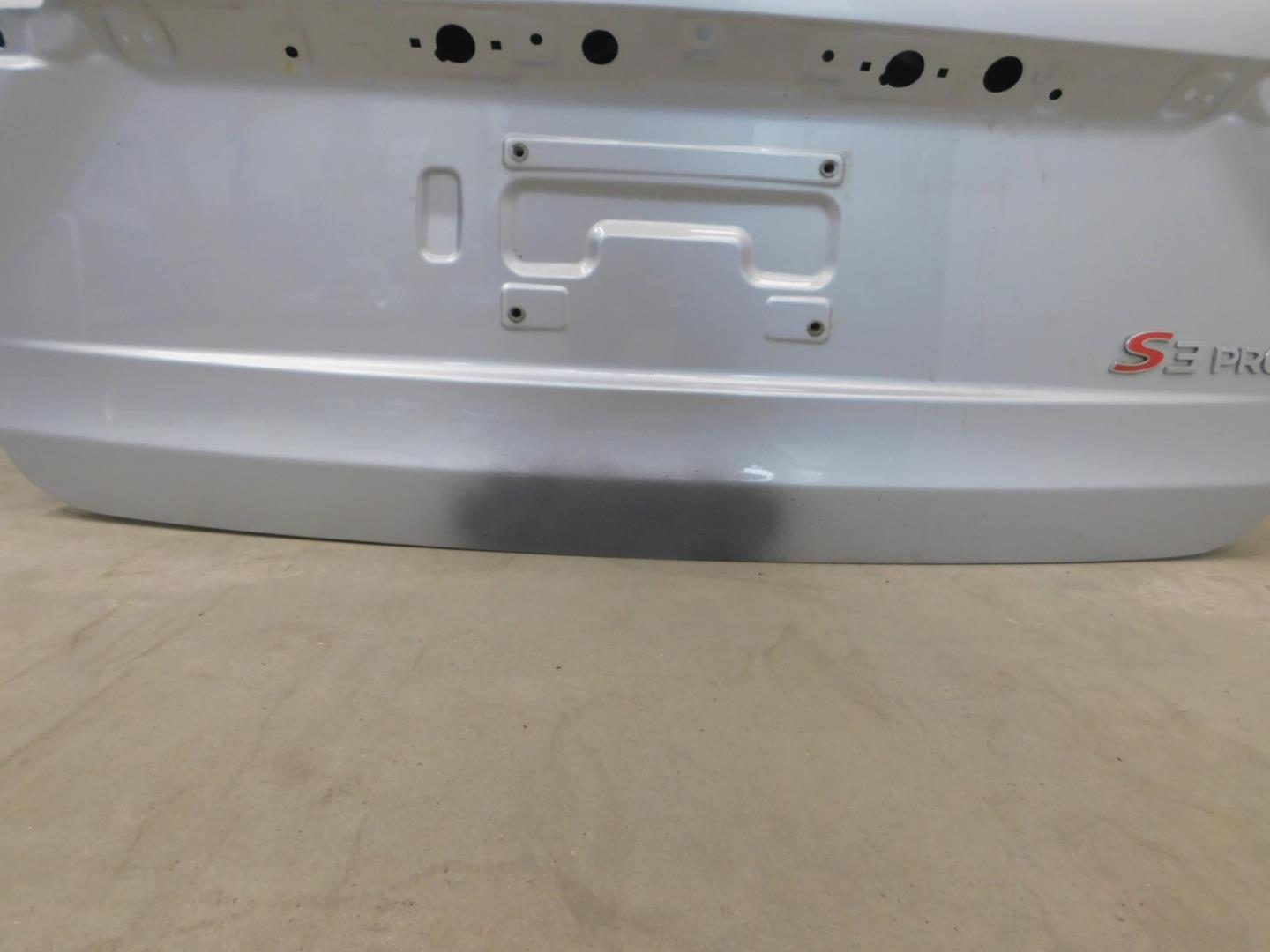 Дверь багажника