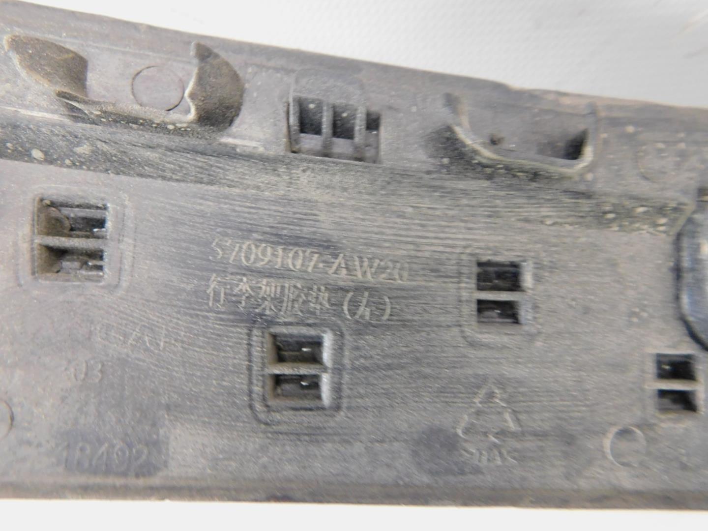 Рейлинг (релинг) левый (планка на крышу)