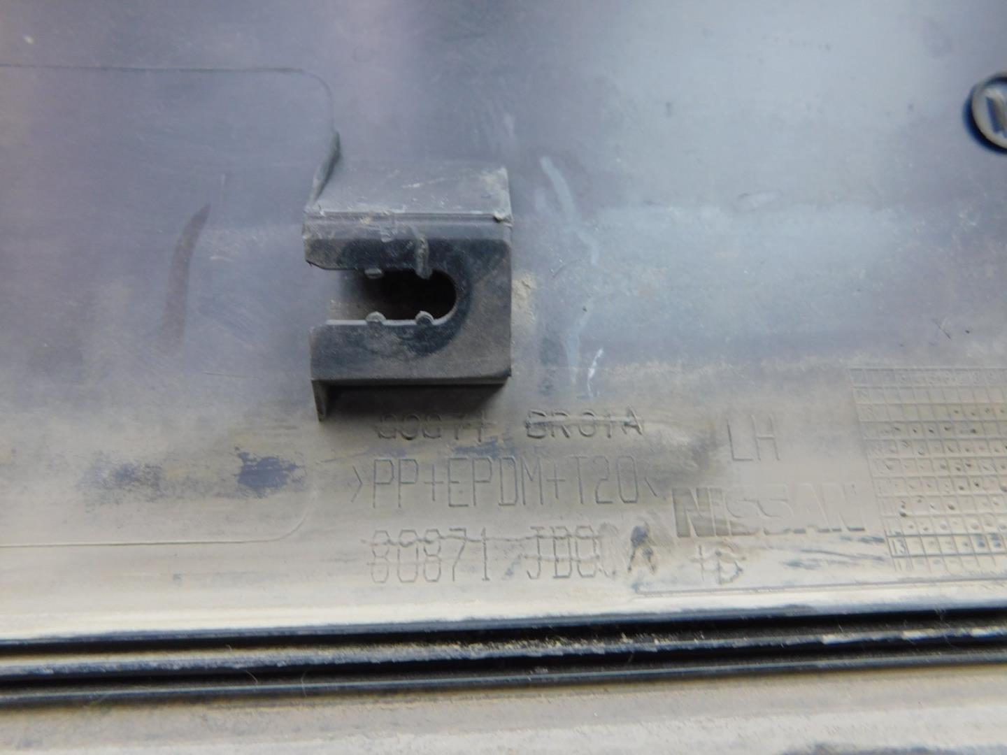 Накладка двери передней левой