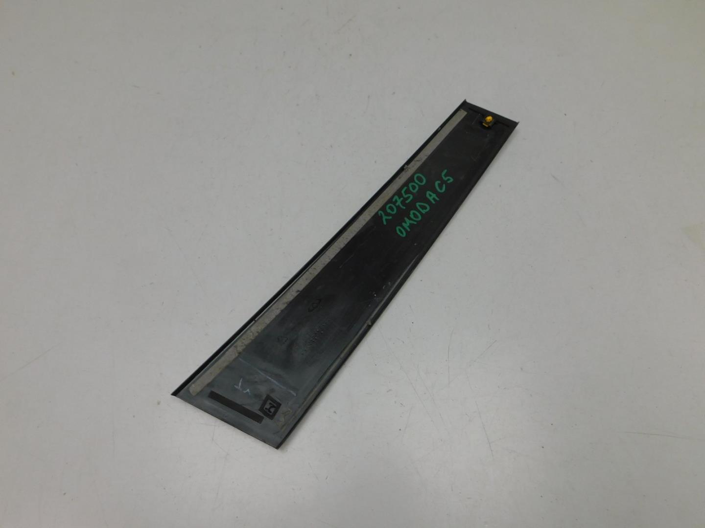 Накладка двери передней правой