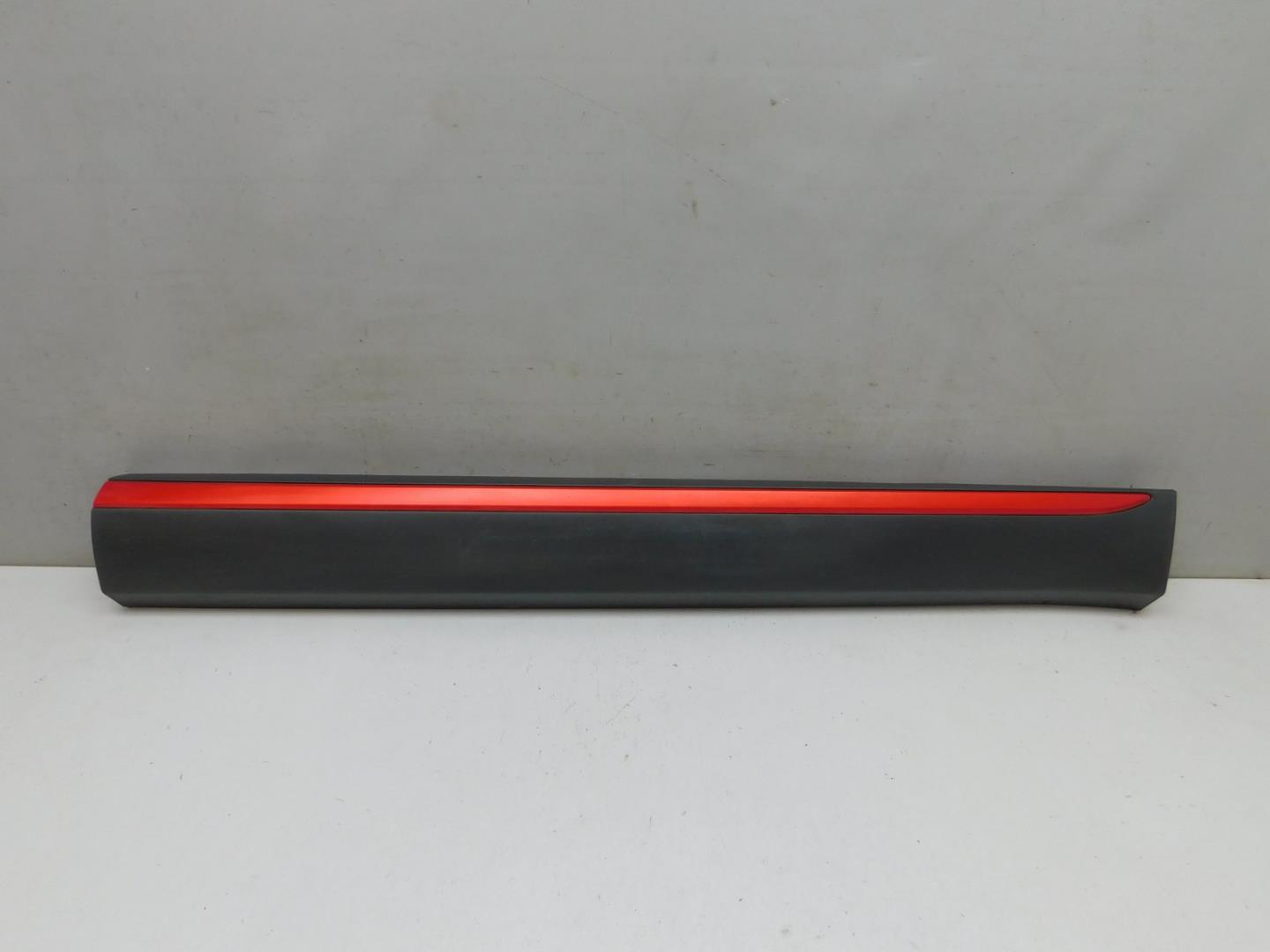 Накладка двери передней правой