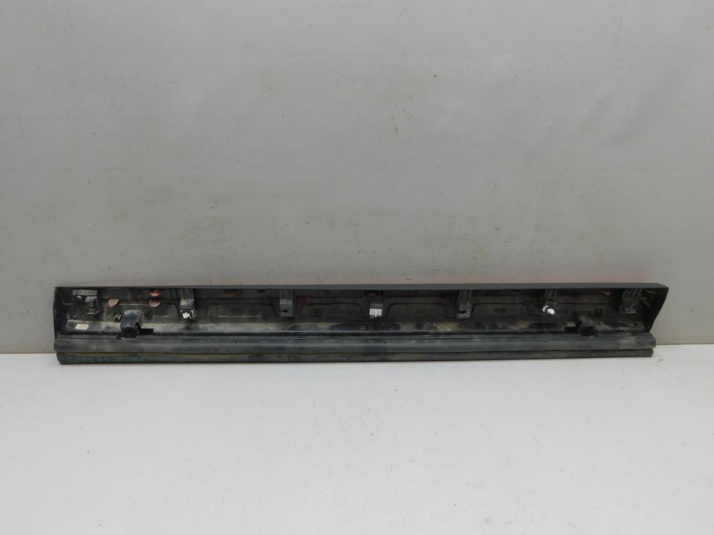 Накладка двери передней правой