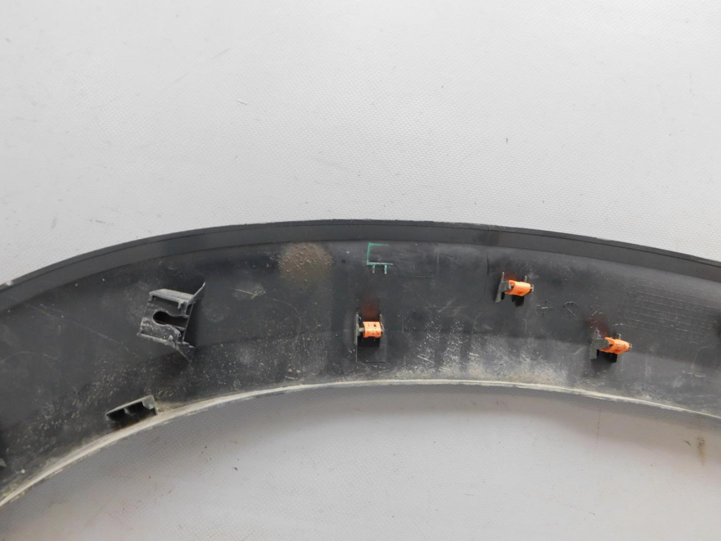 Накладка переднего крыла правого