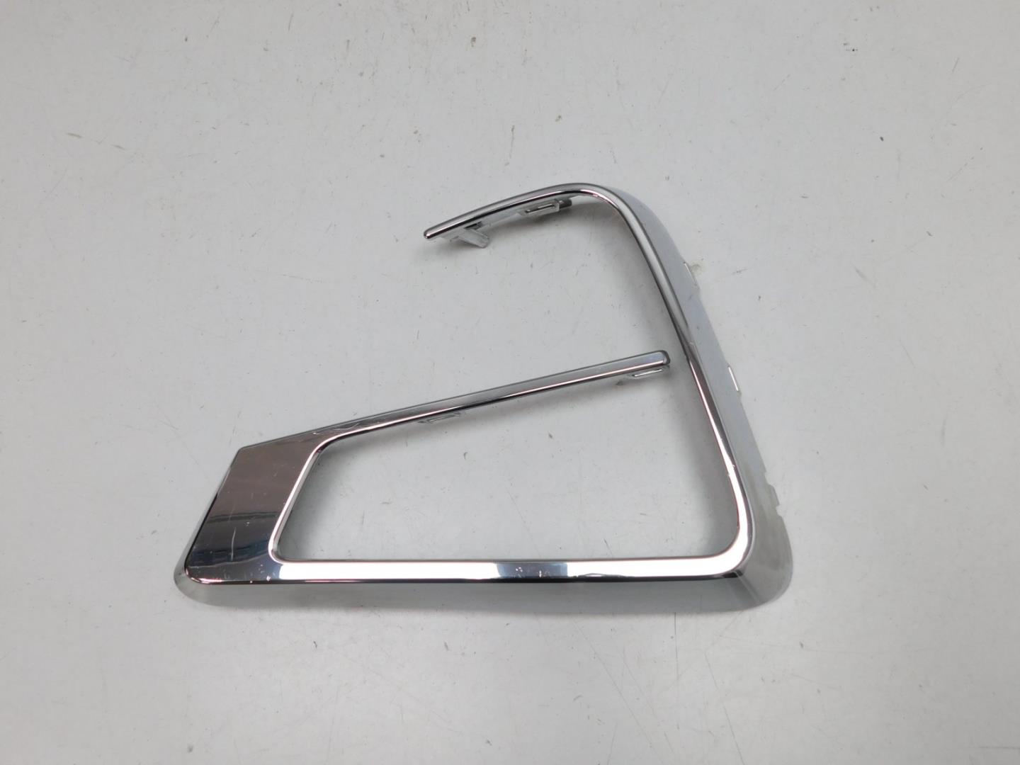 Накладка переднего бампера