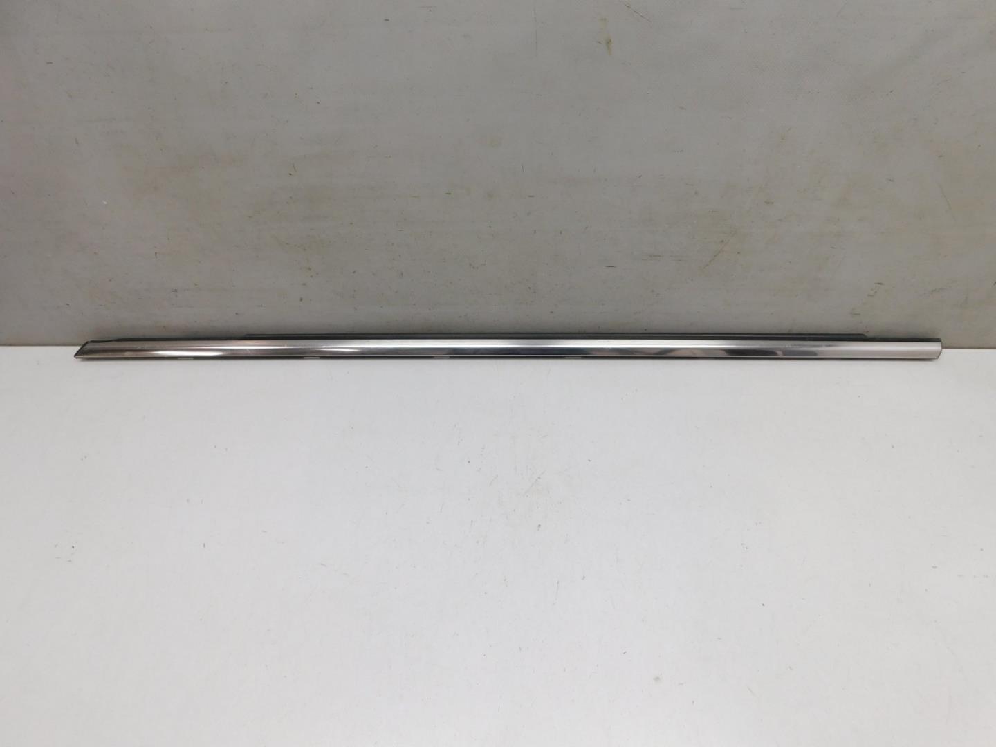 Накладка стекла переднего левого