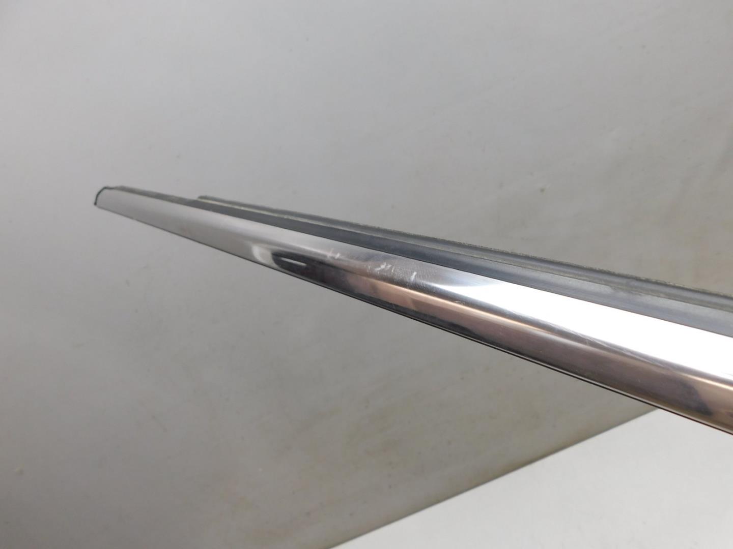 Накладка стекла переднего левого