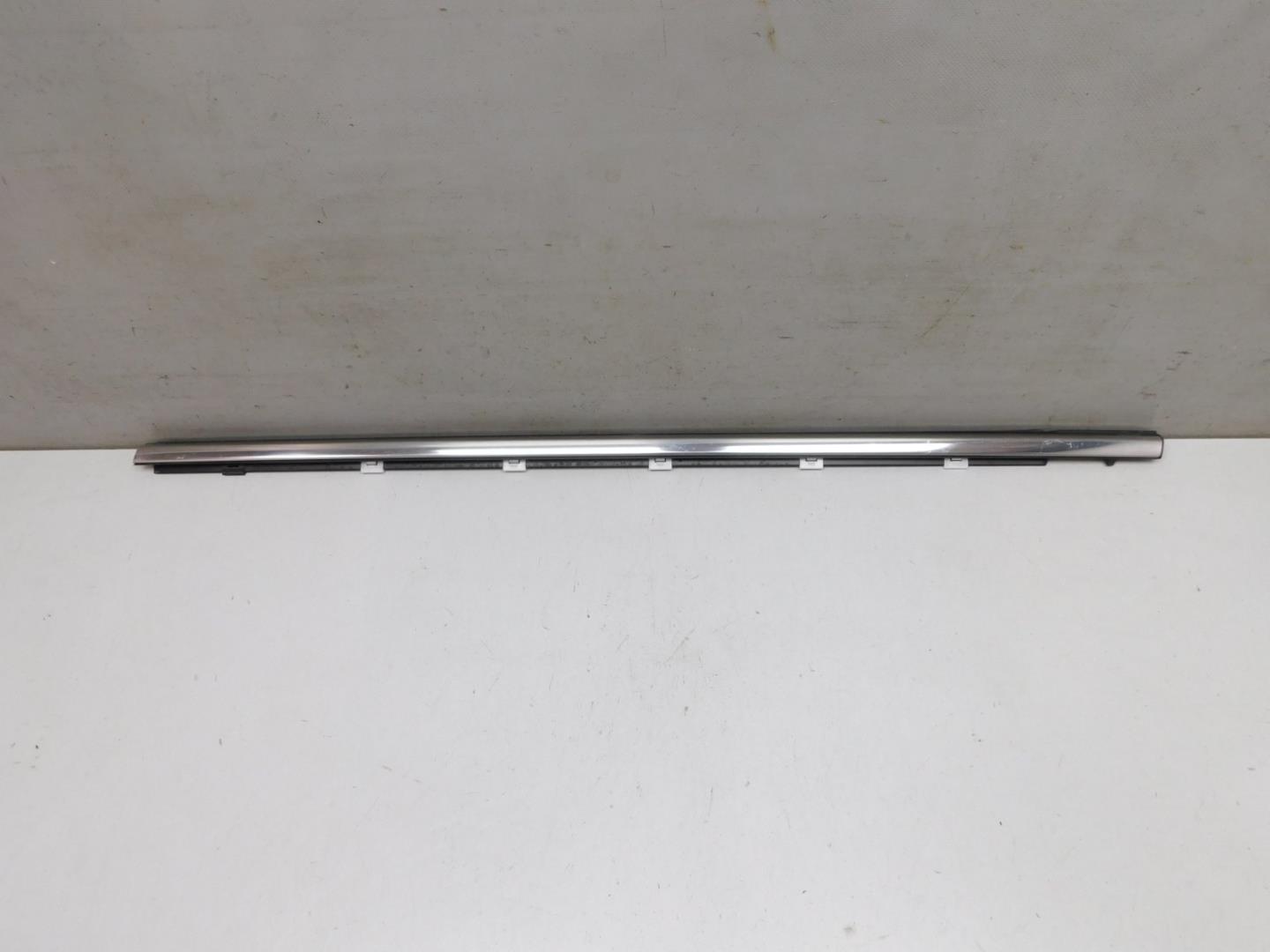 Накладка стекла переднего левого