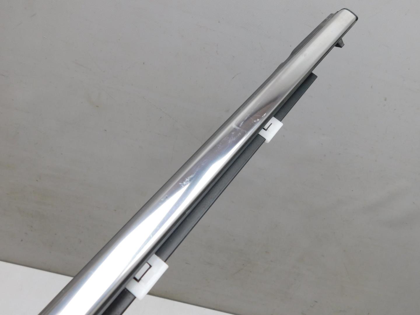 Накладка стекла переднего левого