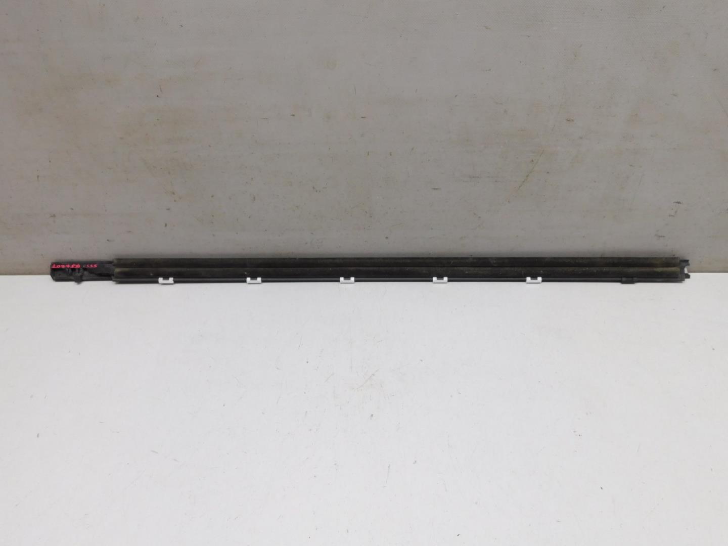 Накладка стекла переднего левого