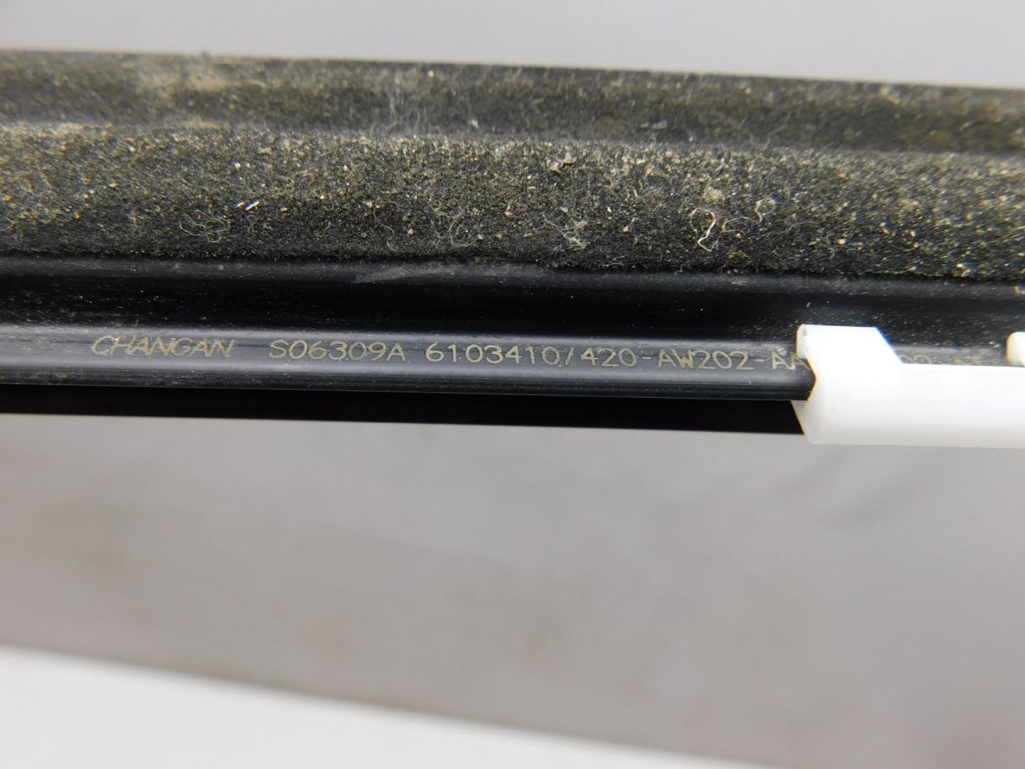 Накладка стекла переднего левого