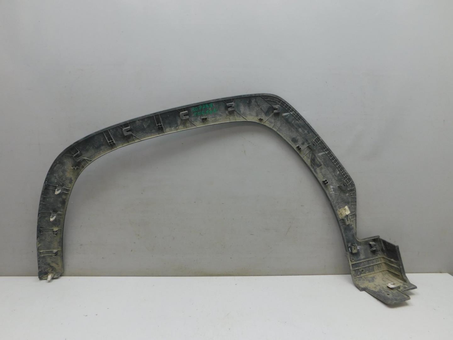 Накладка переднего крыла правого