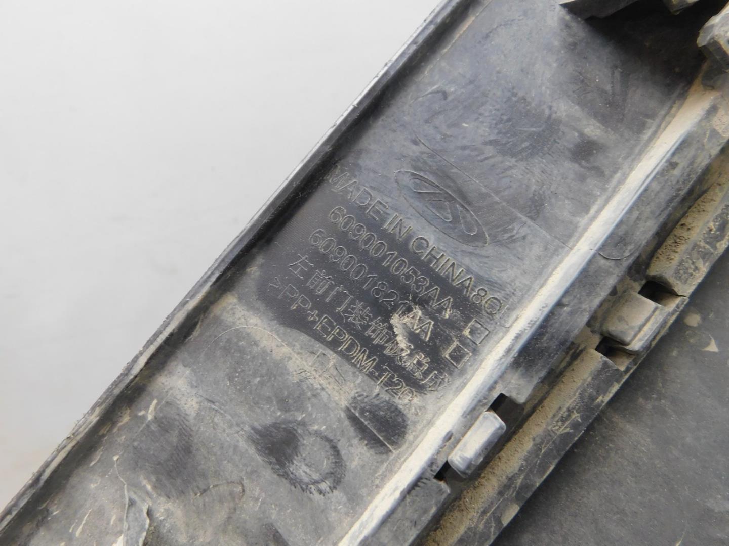 Накладка двери передней левой