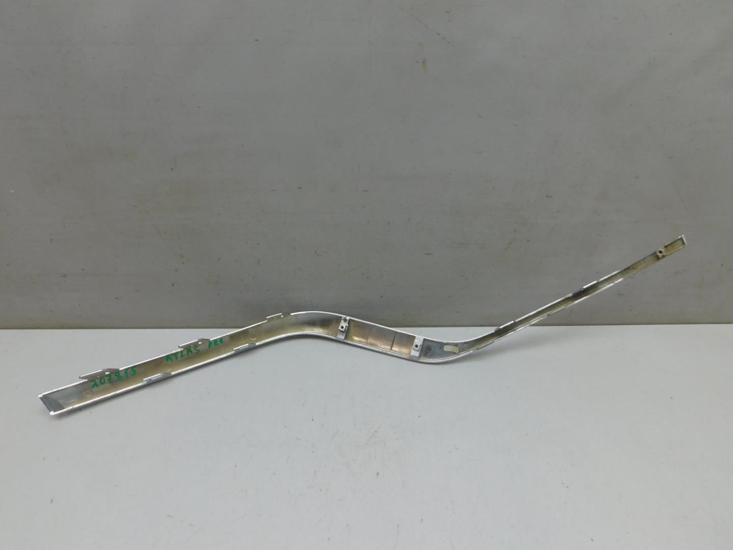 Молдинг переднего бампера