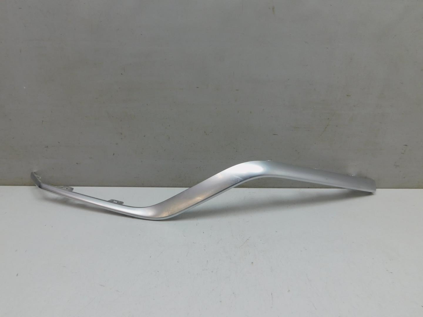 Молдинг переднего бампера