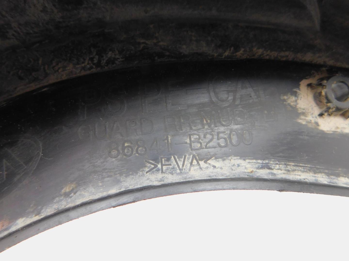 Брызговик задний левый