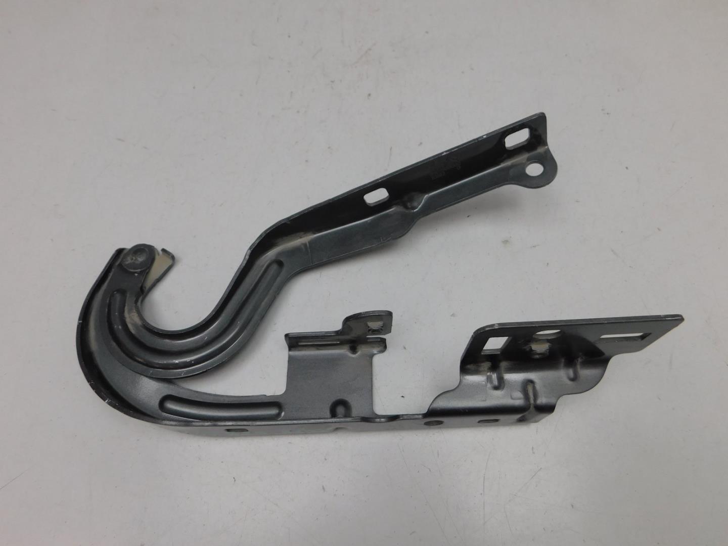 Петля капота левая