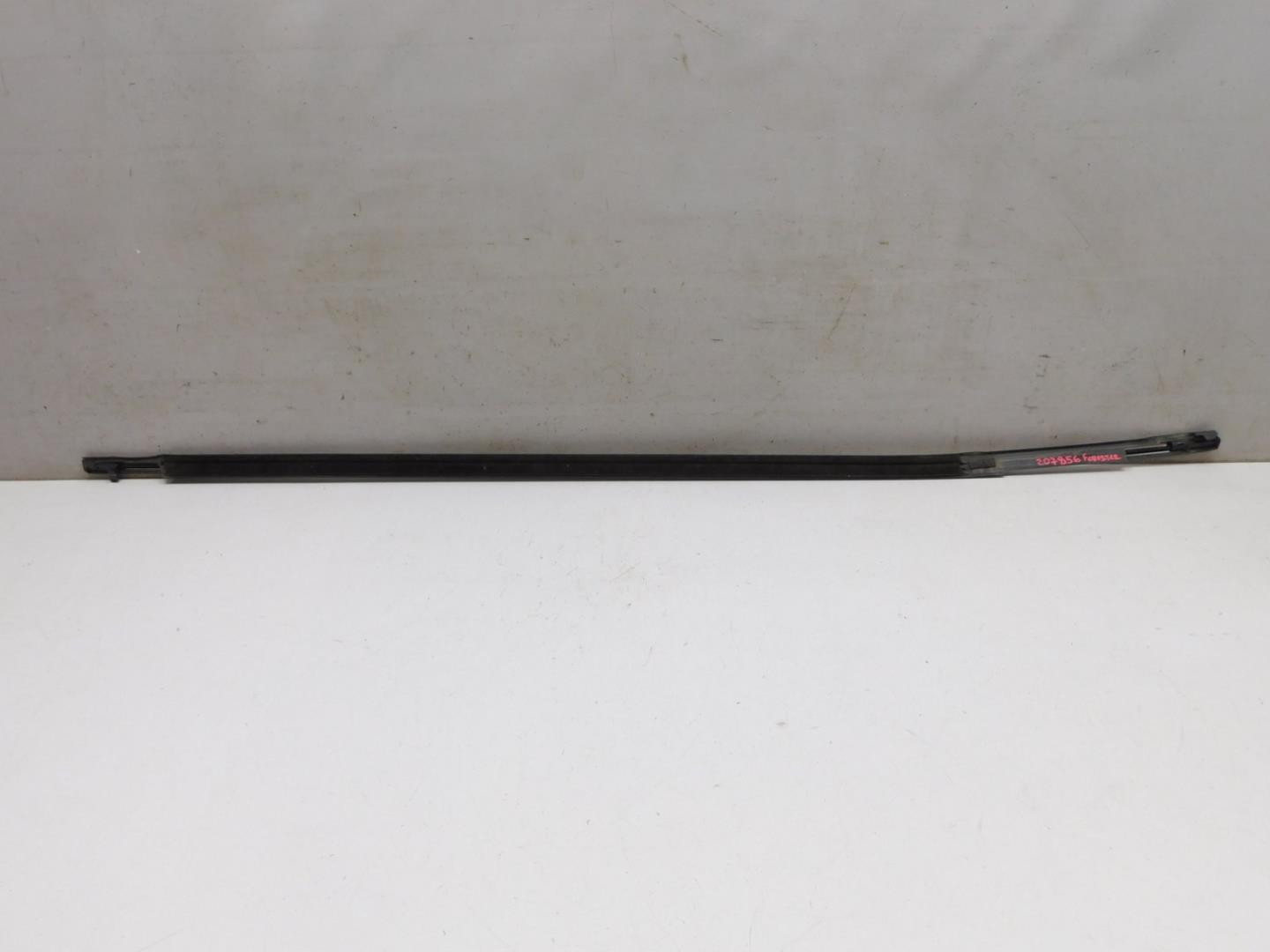 Накладка стекла переднего левого