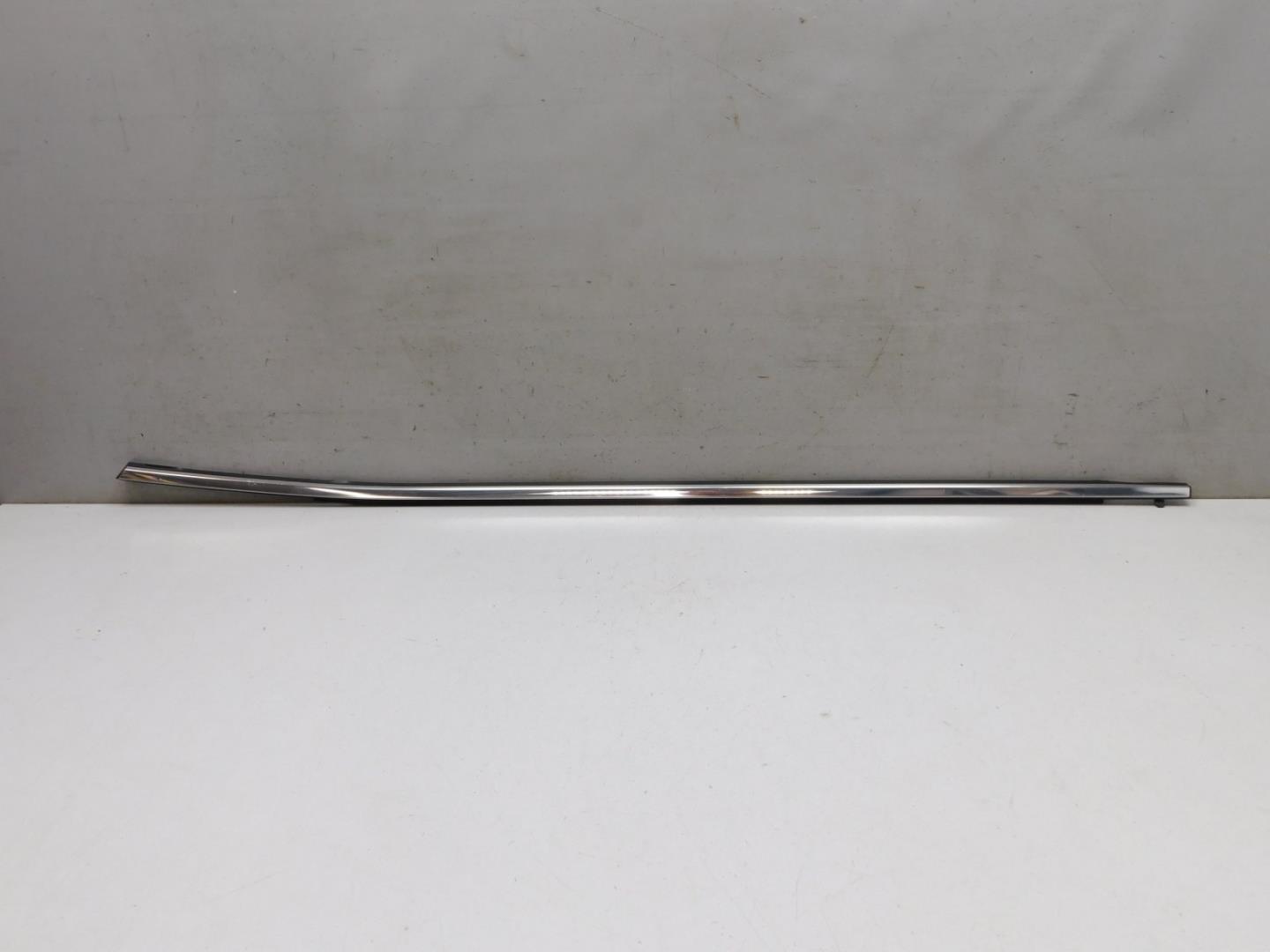 Накладка стекла переднего левого