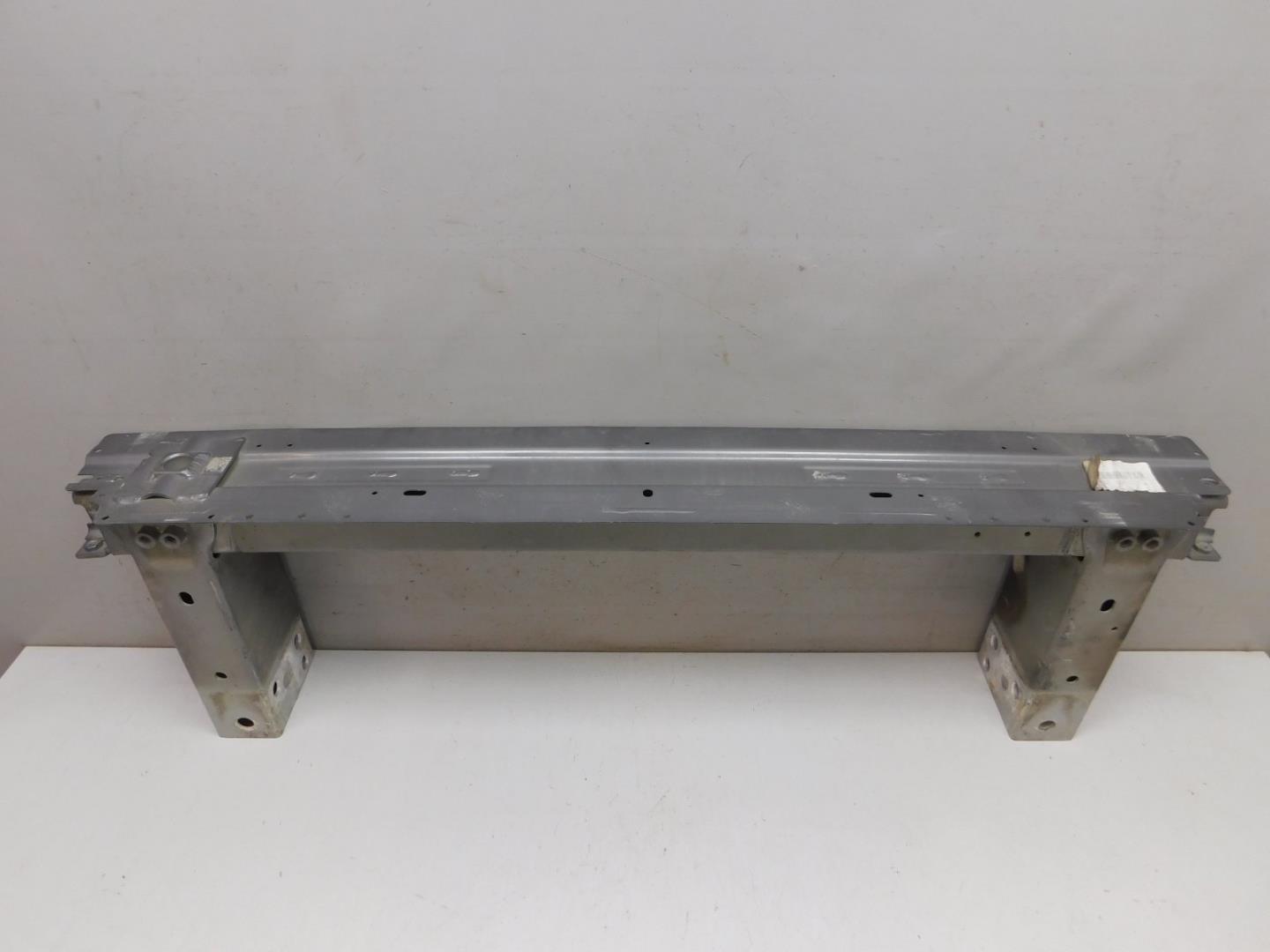 Усилитель переднего бампера