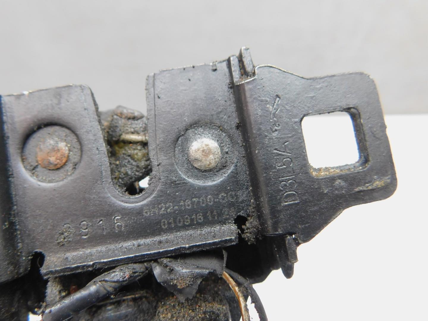 Замок капота