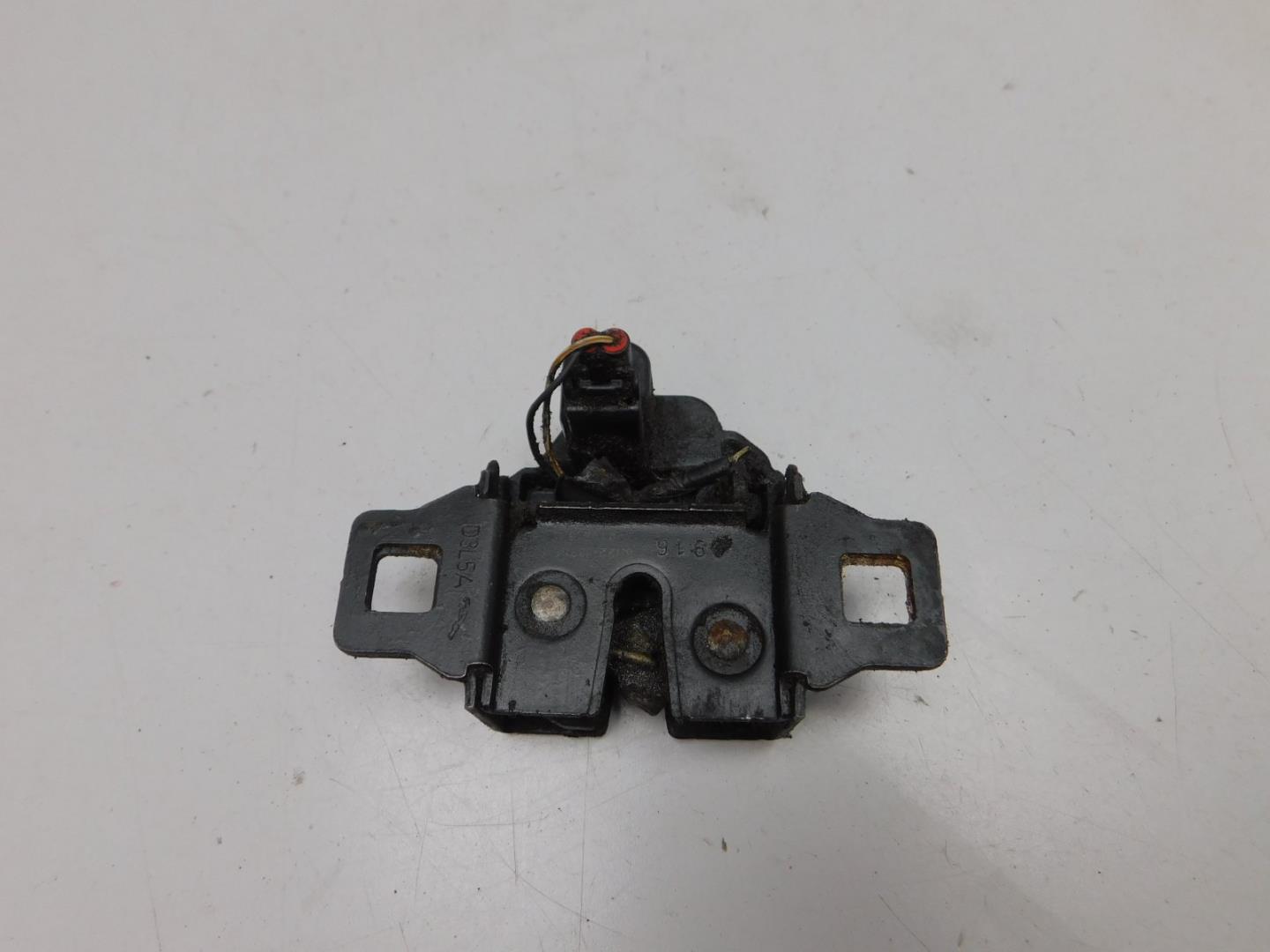 Замок капота