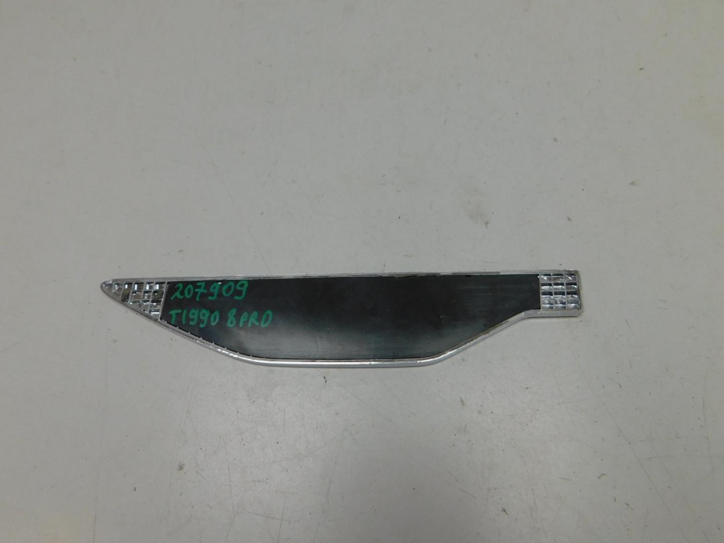 Накладка переднего крыла правого