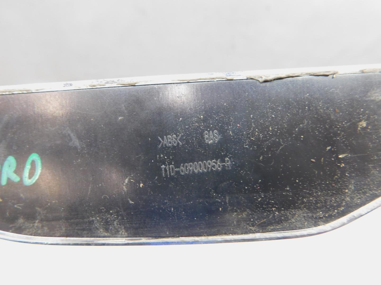 Накладка переднего крыла правого