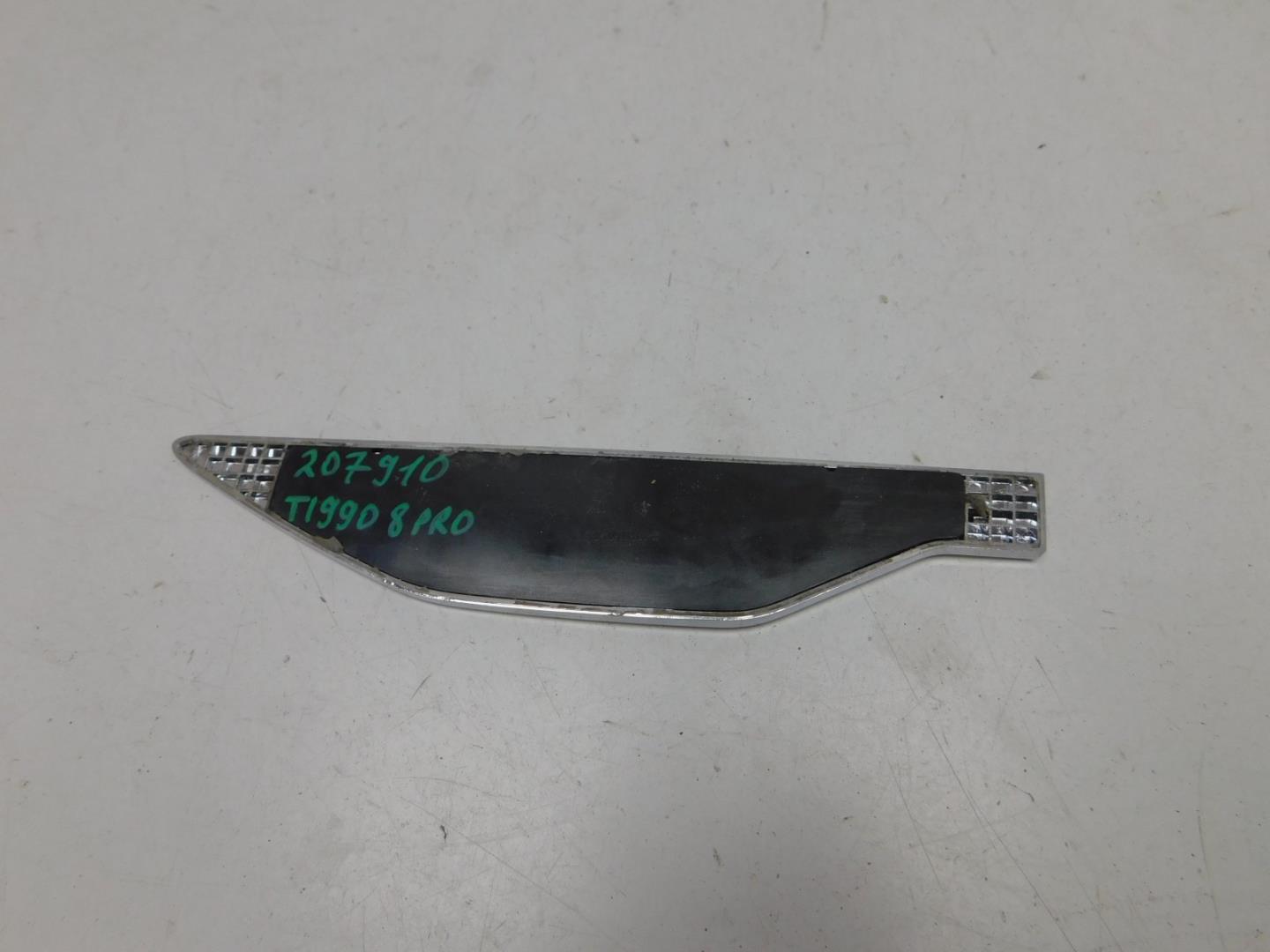 Накладка переднего крыла правого