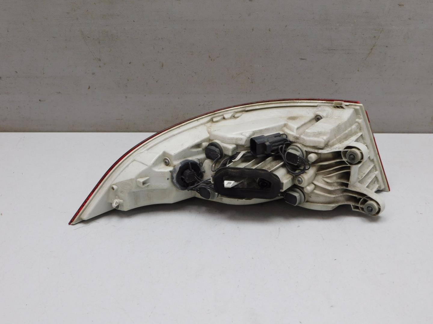 Фонарь задний наружный правый