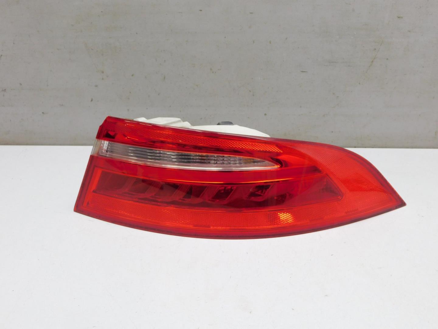 Фонарь задний наружный правый