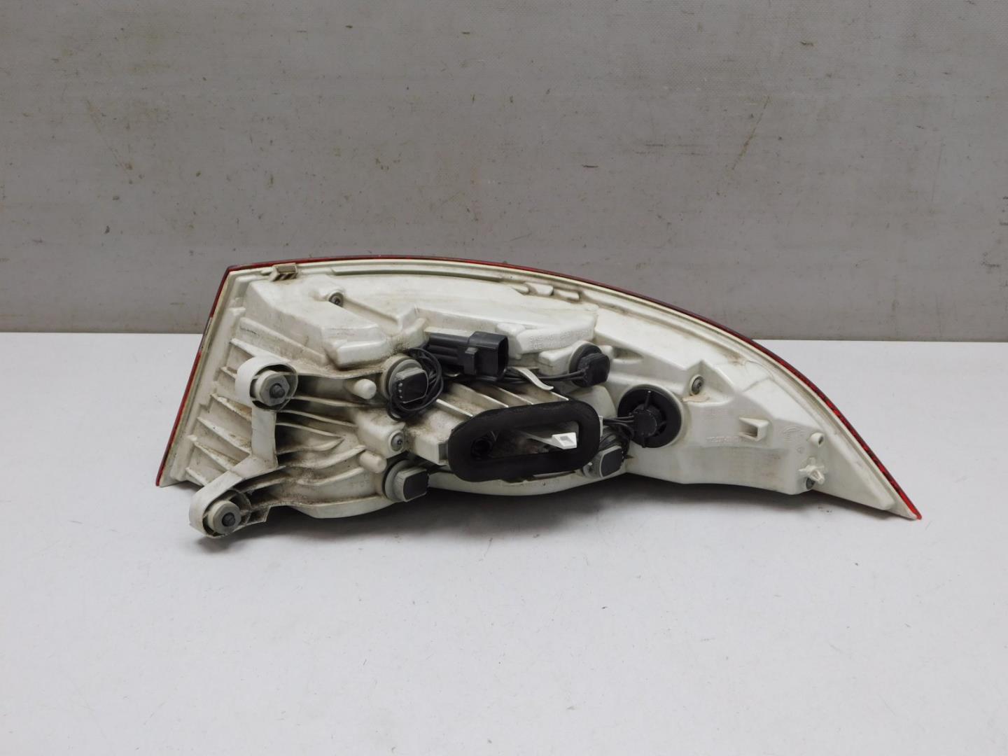 Фонарь задний наружный левый