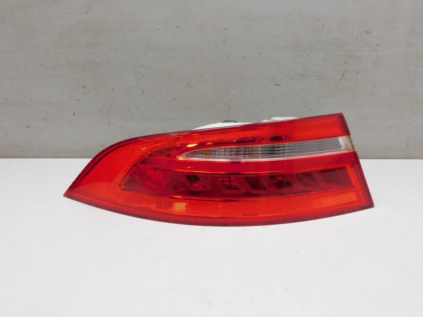 Фонарь задний наружный левый