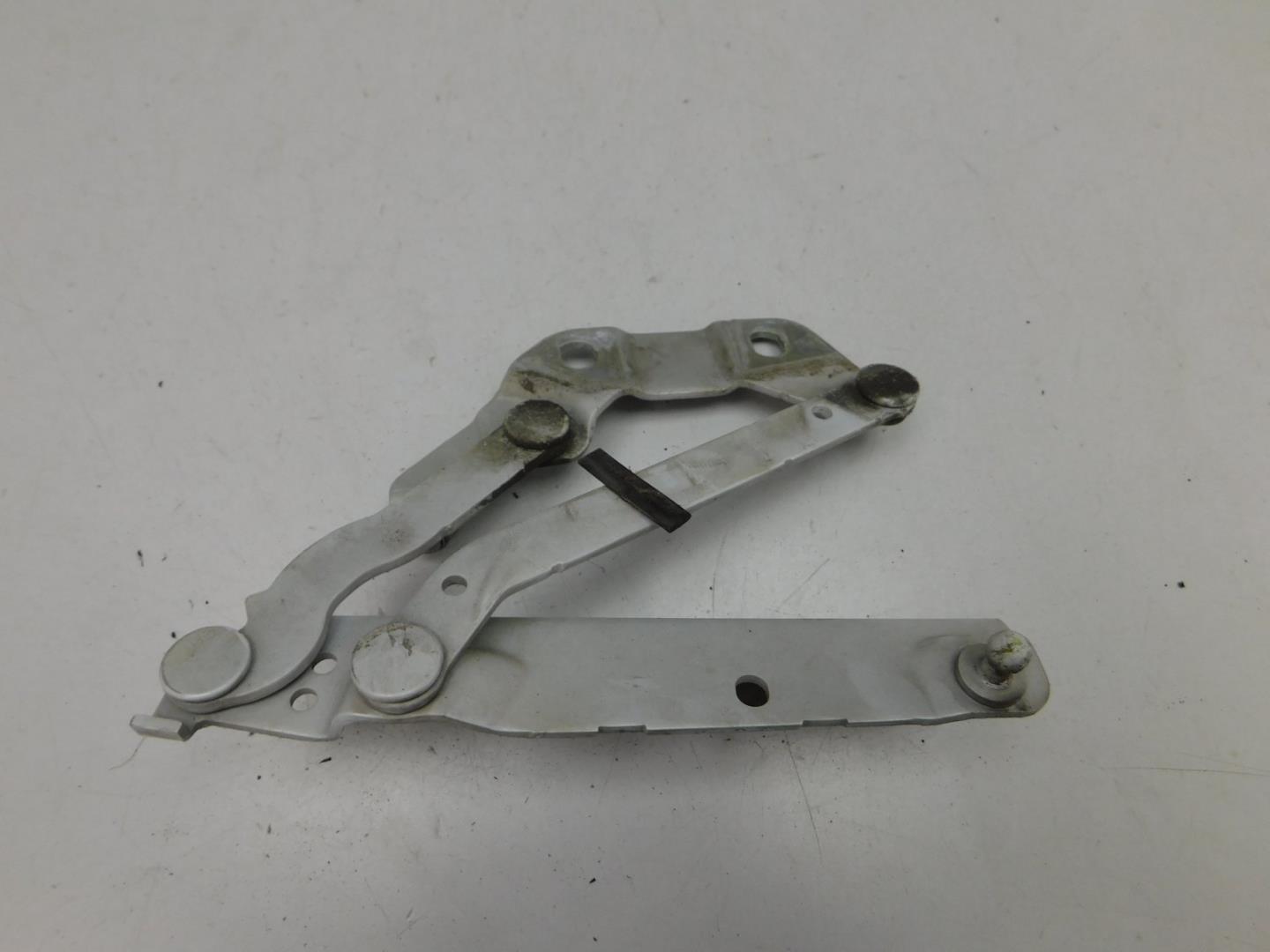 Петля капота правая