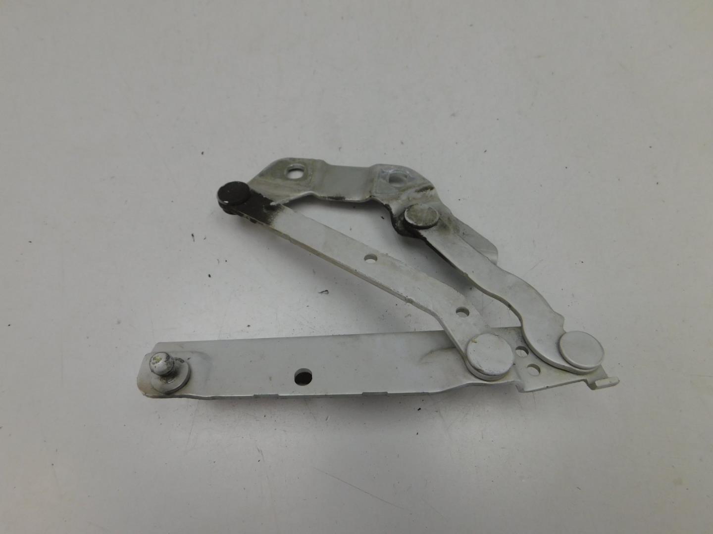 Петля капота левая